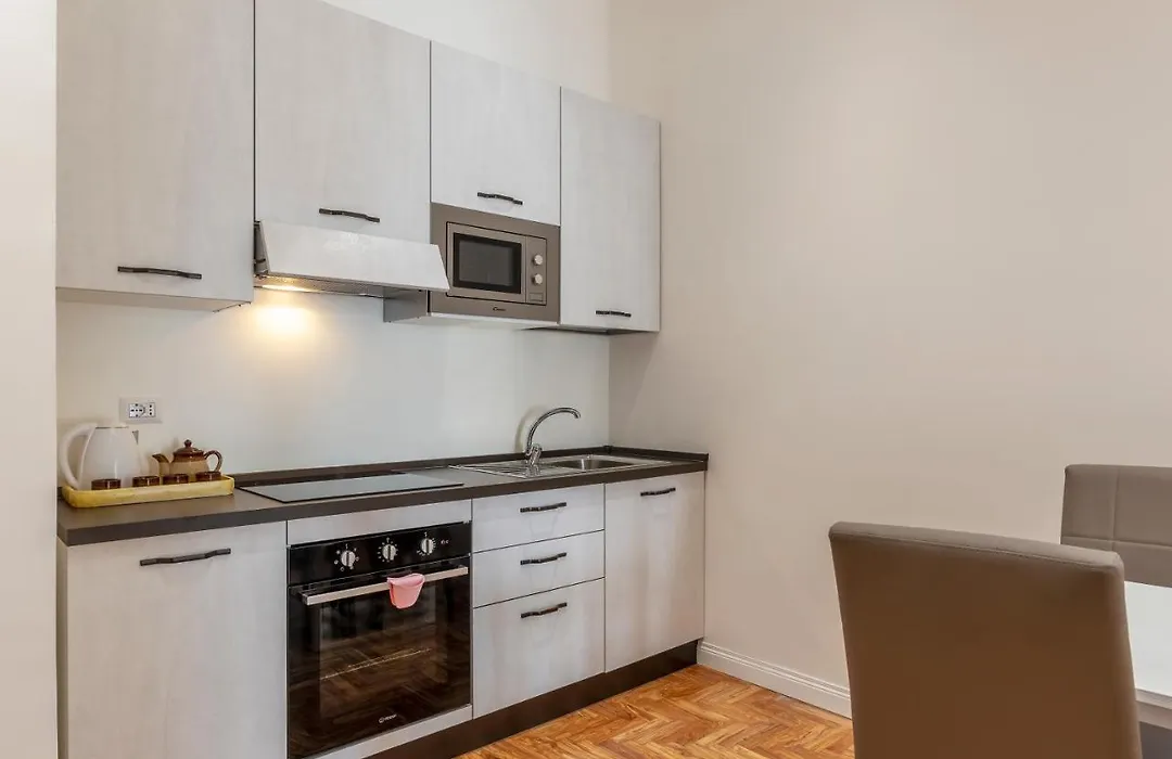 Guesthost - Rione Prati Elegant Apartment With Balcony-1